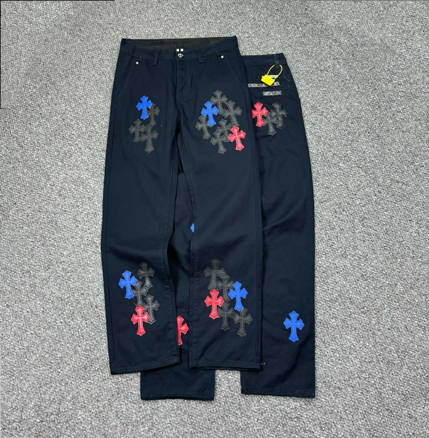 P260 model number: H852 ChromeHearts & ChromeHearts Black Basket Casual Pants Jeans Original hardware accessories washed and other hanging tags, QR code analysis is from the original factory, high degree of restoration, you are welcome to compare with a certain product ~ Three-dimensional version Loose and comfortable, not picky about body shape Make you taller and slimmer Seiko factory Original quality control Same style for men and women Can be matched with couples Versatile recommendation Necessary jeans for all seasons Hipsters have been disappointed From the quality selection of fabrics, the tailoring of details, and the matching of patterns, everything is impeccable! The upper body is so handsome when worn...it can be easily worn by men, women and children! The craftsmanship is made of heavy-duty washed pure cotton denim fabric. After washing, it is soft and thick. It is very stylish when worn on the body. Size: 28, 30, 32, 34, 36 (S-XXL) Color: Navy Blue